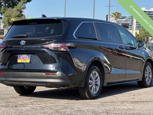 Used 2024 Toyota Sienna LE image 4