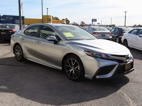 Used 2024 Toyota Camry SE image 3