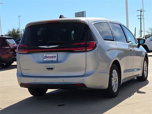 Used 2023 Chrysler Pacifica Touring-L image 8
