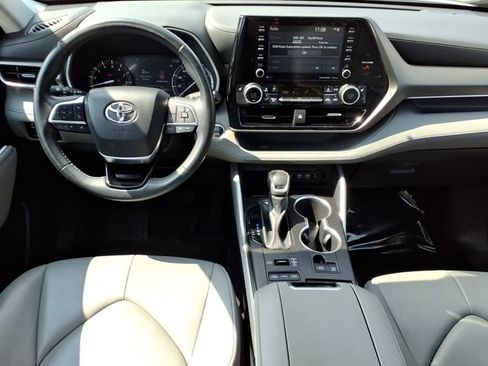 Used 2021 Toyota Highlander XLE AWD/4WD image 16