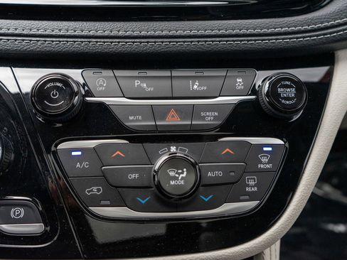 Used 2023 Chrysler Pacifica Limited image 20