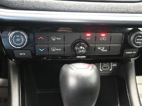 Used 2025 Jeep Compass Latitude AWD/4WD image 13