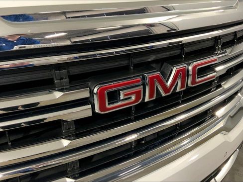 Used 2023 GMC Acadia SLE w/ Driver Convenience Package FWD image 29