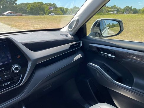 Used 2020 Toyota Highlander Limited FWD image 32