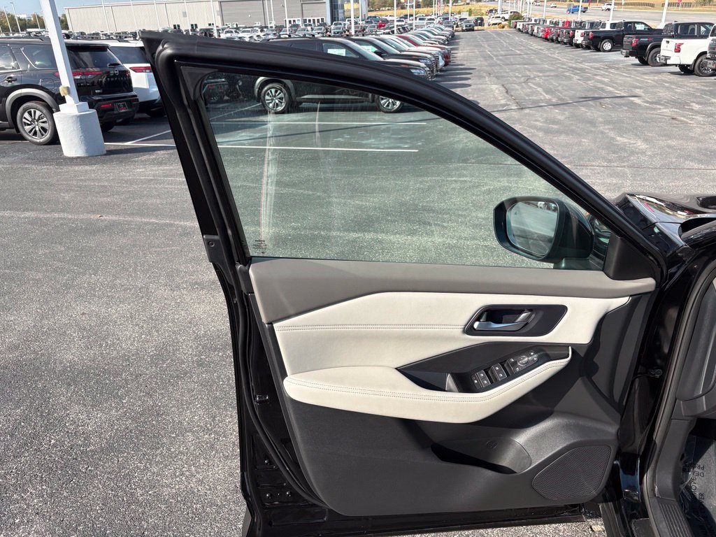 Used 2024 Nissan Rogue SL AWD/4WD image 34