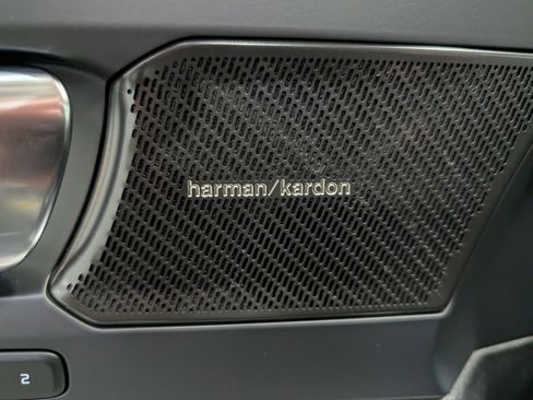 Used 2024 Volvo XC40 B5 Ultimate w/ Protection Package Premier image 15