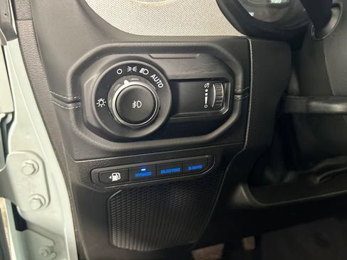 Used 2024 Jeep Wrangler Unlimited Sahara AWD/4WD image 17