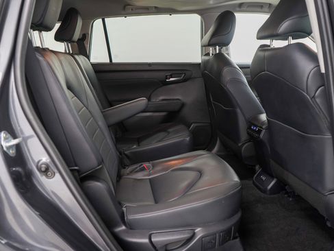 Used 2023 Toyota Highlander XLE image 16