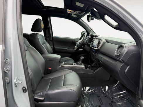 Used 2021 Toyota Tacoma TRD Off-Road image 19