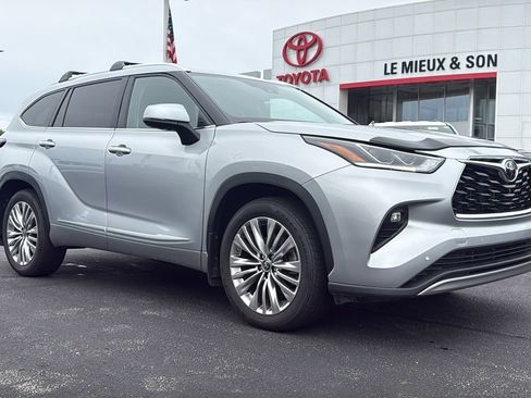 Certified 2024 Toyota Highlander Platinum AWD/4WD image 1