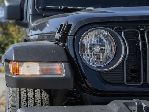 New 2025 Jeep Gladiator Sport w/ Premium Package image 12