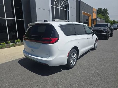 New 2027 Chrysler Pacifica Select AWD/4WD image 6