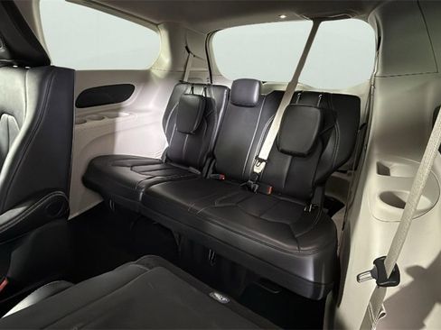 Used 2024 Chrysler Pacifica Select image 33