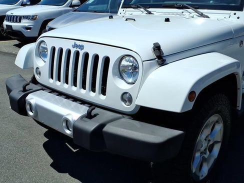 Used 2015 Jeep Wrangler Unlimited Sahara w/ Dual Top Group AWD/4WD image 8