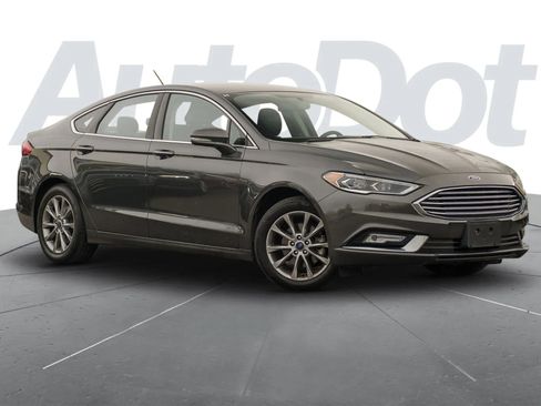 Used 2017 Ford Fusion SE w/ Fusion SE Technology Package image 1
