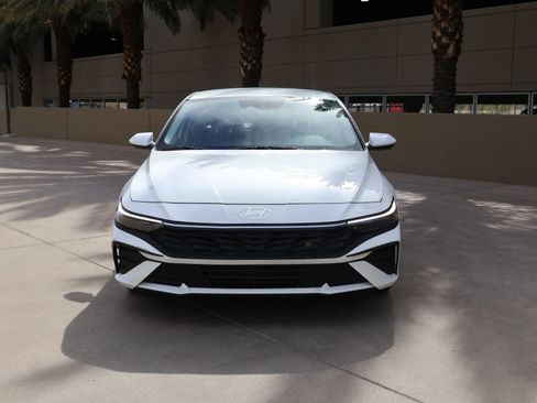 Used 2025 Hyundai Elantra SE FWD image 2