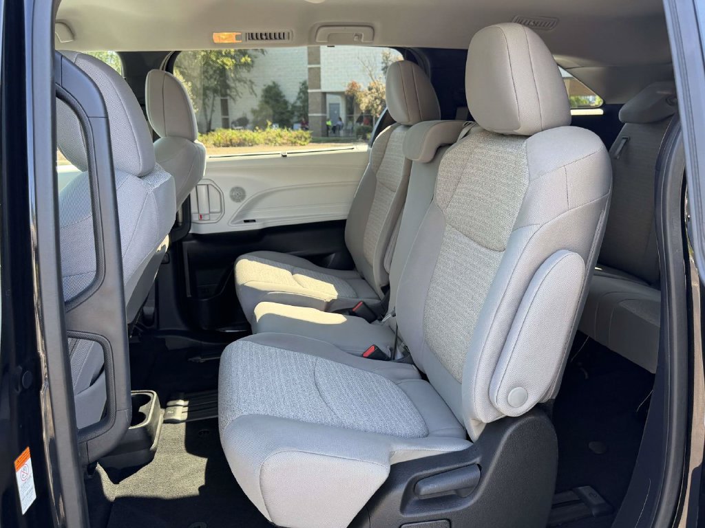 Used 2025 Toyota Sienna LE FWD image 15