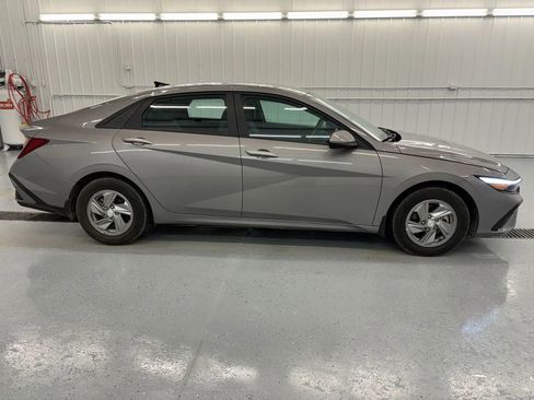 Used 2024 Hyundai Elantra SE image 2