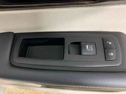 Used 2024 Chrysler Pacifica Limited FWD image 36