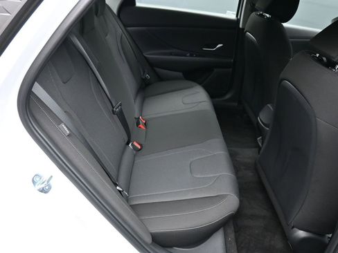 Certified 2025 Hyundai Elantra SE image 23