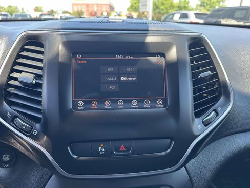 Used 2020 Jeep Cherokee Latitude Plus AWD/4WD image 9