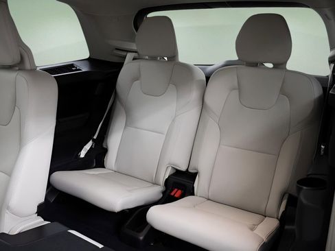 Certified 2025 Volvo XC90 T8 Plus w/ Protection Package Premier image 4