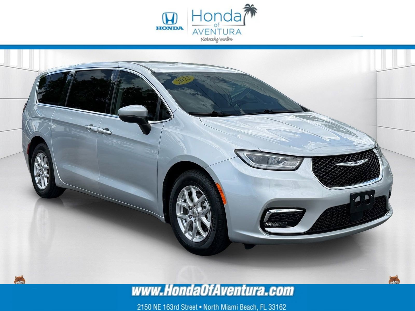 Used 2023 Chrysler Pacifica Touring-L FWD image 1