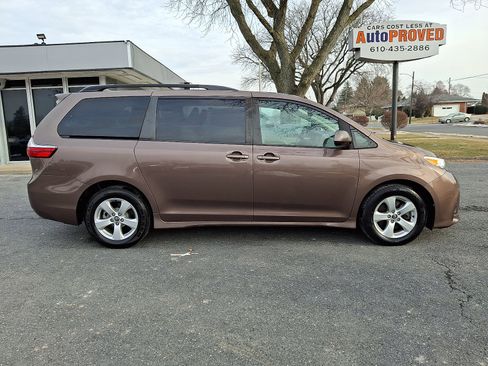 Used 2018 Toyota Sienna LE image 7