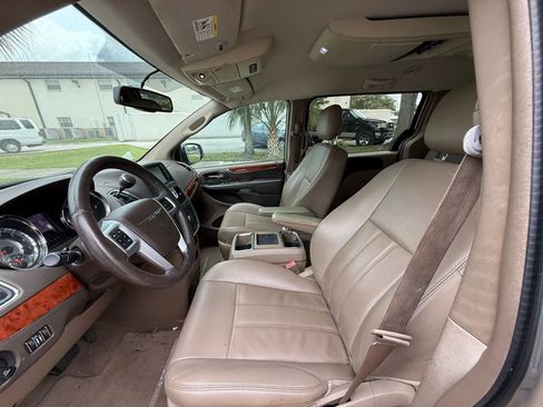 Used 2013 Chrysler Town & Country Touring FWD image 12
