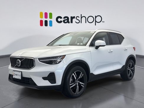 Used 2024 Volvo XC40 B5 Core AWD/4WD image 1