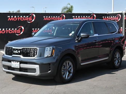 Used 2023 Kia Telluride LX AWD/4WD image 3