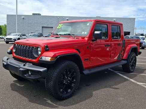 Used 2025 Jeep Gladiator Sport AWD/4WD image 3