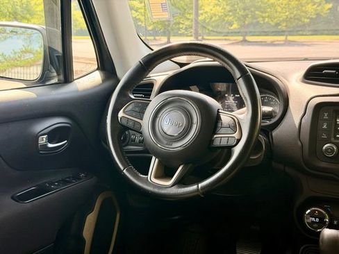 Used 2017 Jeep Renegade Latitude w/ Popular Equipment Group FWD image 20