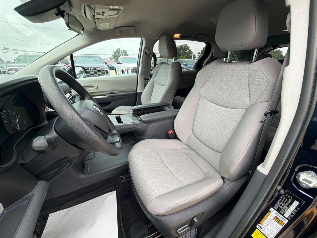Used 2024 Toyota Sienna LE FWD image 9
