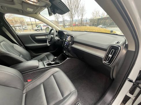 Used 2025 Volvo XC40 B5 Core image 23