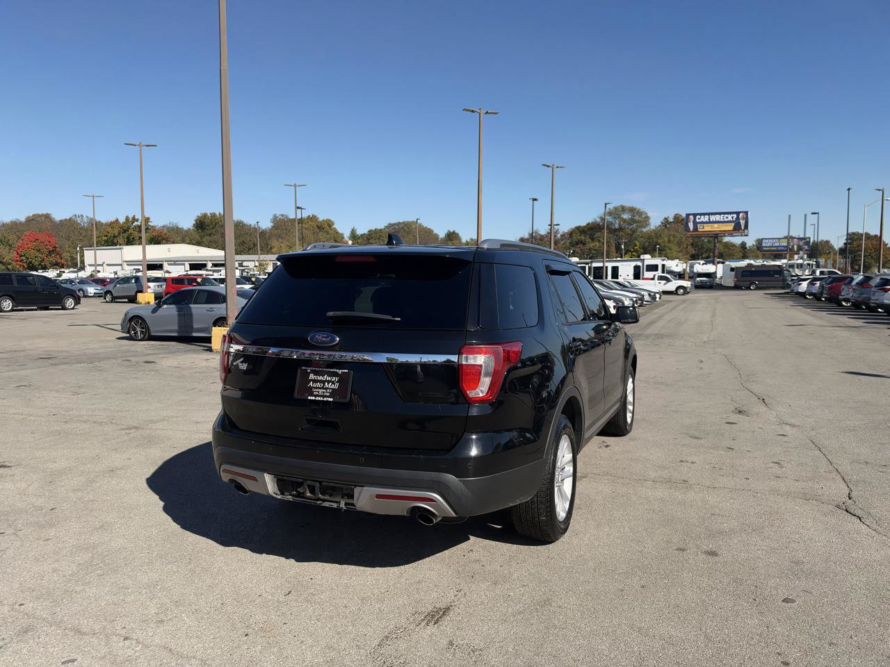 Used 2016 Ford Explorer XLT w/ Equipment Group 202A FWD image 3