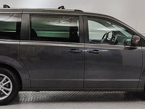 Used 2019 Dodge Grand Caravan SXT FWD image 2