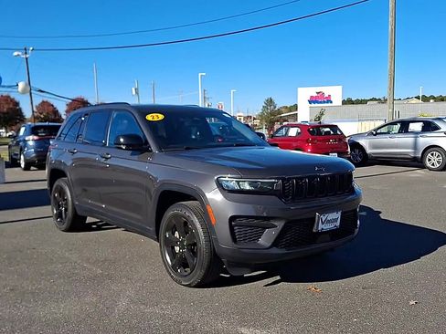 Used 2023 Jeep Grand Cherokee Altitude image 4