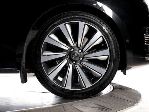 Used 2025 Land Rover Range Rover SV AWD/4WD image 15