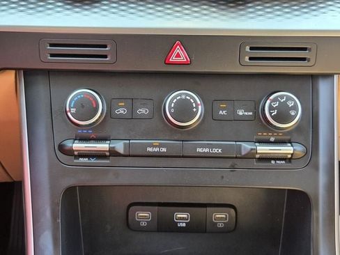 Used 2024 Kia Carnival LX FWD image 26