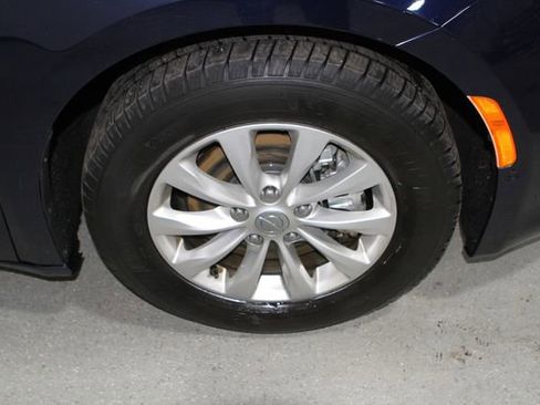Used 2018 Chrysler Pacifica Touring-L Plus w/ Advanced Safetytec Group FWD image 5