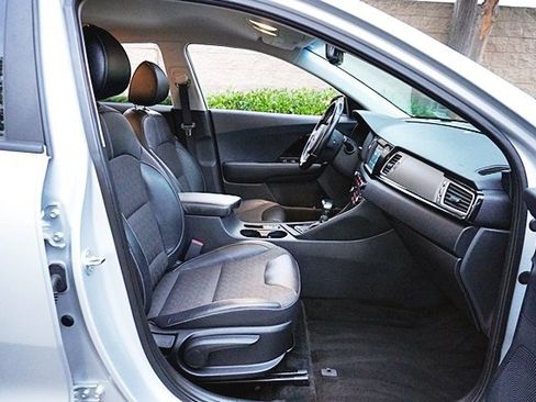 Used 2019 Kia Niro EX image 11