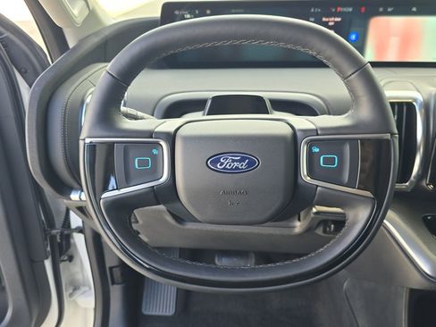 Used 2025 Ford Expedition Platinum w/ Driver's Package image 24