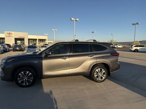 Used 2022 Toyota Highlander XLE image 8