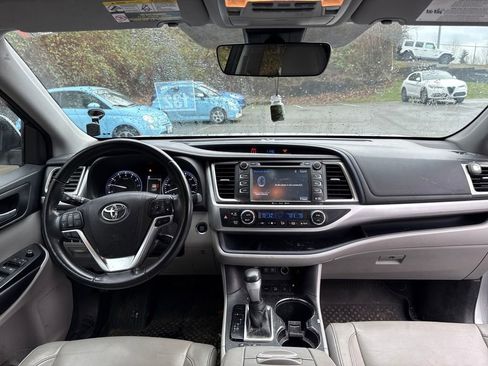 Used 2017 Toyota Highlander XLE image 11