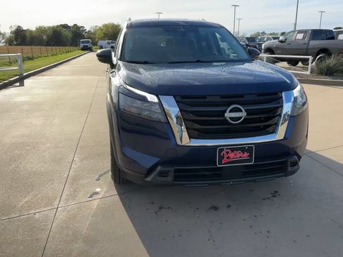 Used 2025 Nissan Pathfinder SV FWD image 2