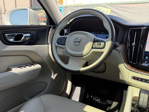 Used 2022 Volvo XC60 B5 Momentum AWD/4WD image 24