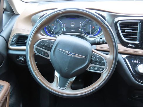 Used 2017 Chrysler Pacifica Limited w/ UConnect Theater Package FWD image 5