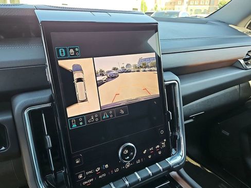Used 2025 GMC Yukon XL Denali AWD/4WD image 18