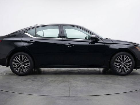 Used 2025 Nissan Altima 2.5 SV FWD image 11